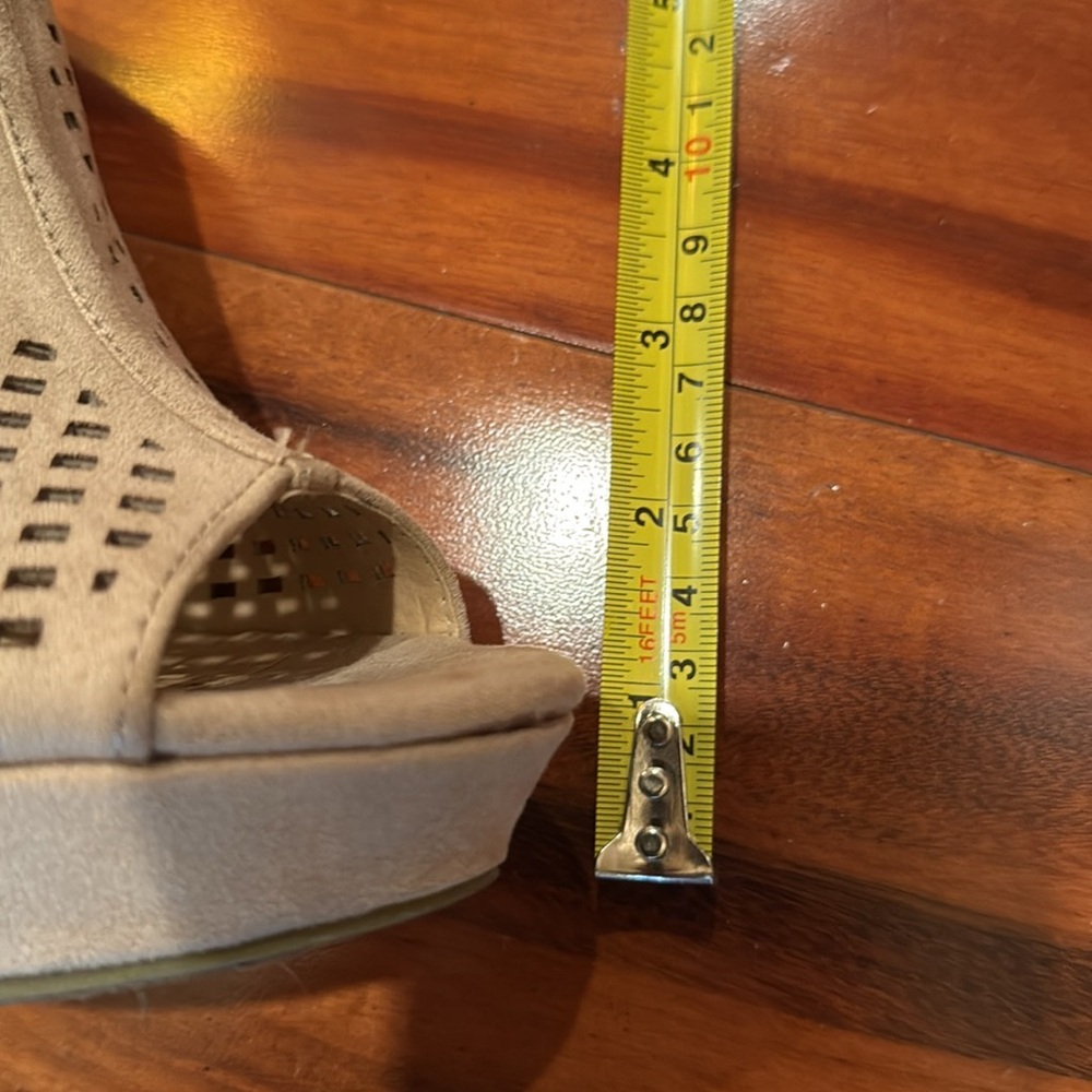 Like new Chinese Laundry meet up suede wedge size 7 - Picture 9 of 9